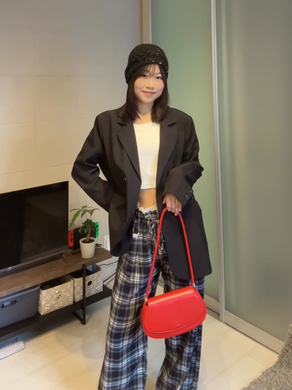 ブラック系のテーラードジャケット、ホワイト系のTシャツ/カットソー、ブルー系のその他パンツを着用したレディースの春コーディネートの2枚目の写真