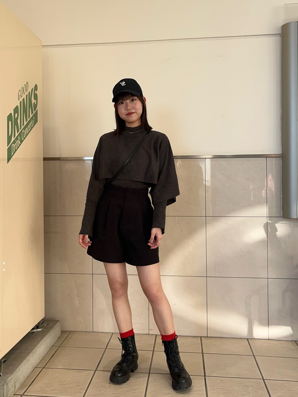 グレー系のニット/セーター、ブラック系のその他パンツ、ブラック系のブーツを着用したレディースの秋コーディネートの2枚目の写真