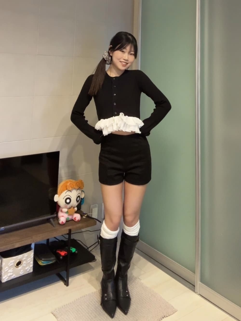 ブラック系のその他パンツ、ブラック系のトップス、ブラック系のブーツを着用したレディースの春コーディネートの3枚目の写真