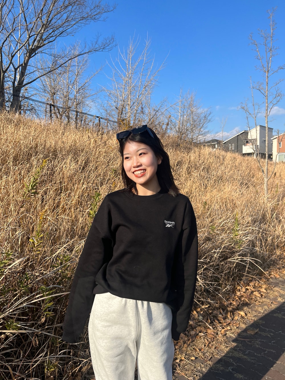 「大人カジュアル、パンツコーデ、シンプル、あったかコーデ、防寒、スウェット、ユニクロ、モノトーン、サングラス、スニーカー」｜「UNIQLOのアイテム（スウェットパンツ、ホワイト系）」を使った、ながいゆなさん（骨格ウェーブ・レディース・160cm）の冬コーディネートの5枚目の写真