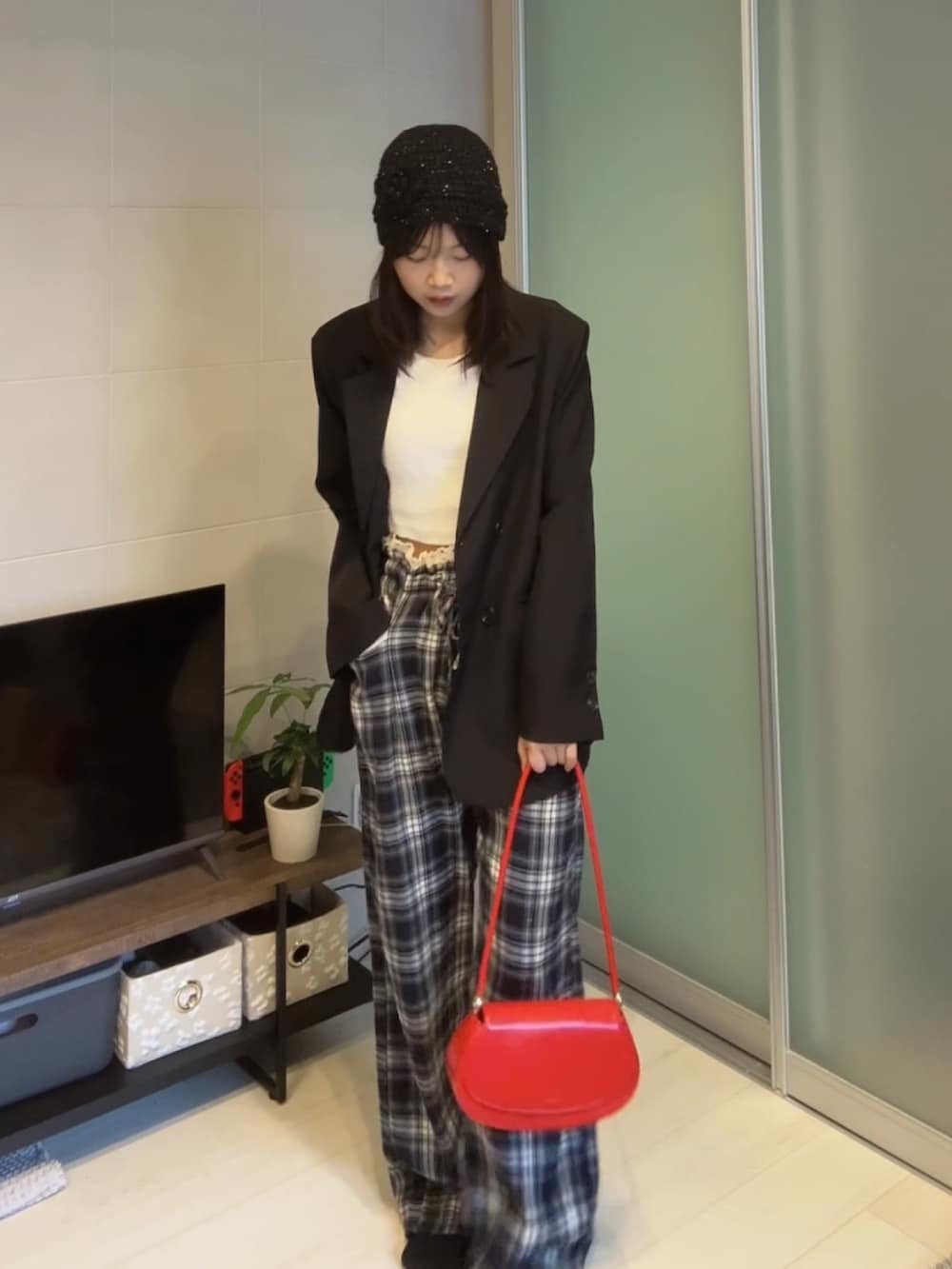 ブラック系のテーラードジャケット、ホワイト系のTシャツ/カットソー、ブルー系のその他パンツを着用したレディースの春コーディネートの3枚目の写真