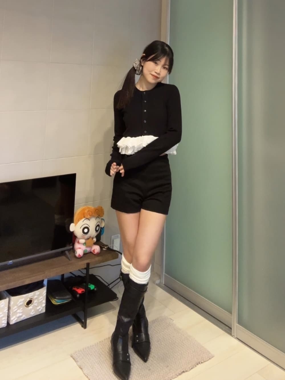 ブラック系のその他パンツ、ブラック系のトップス、ブラック系のブーツを着用したレディースの春コーディネートの2枚目の写真