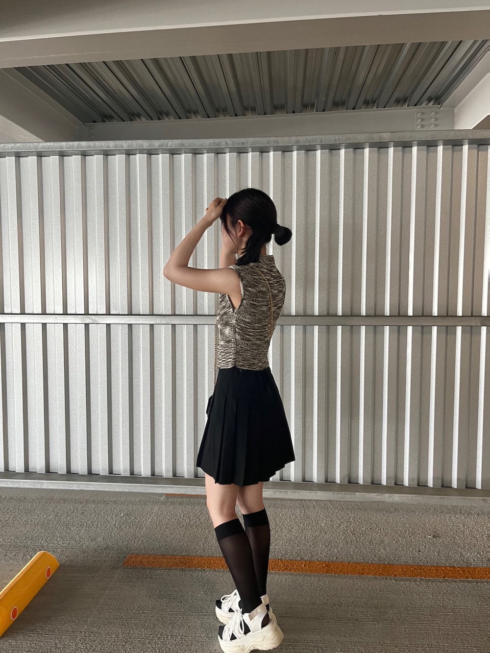 ホワイト系のサンダル、ブラック系のショルダーバッグ、ブラック系のスカートを着用したレディースの夏コーディネートの2枚目の写真