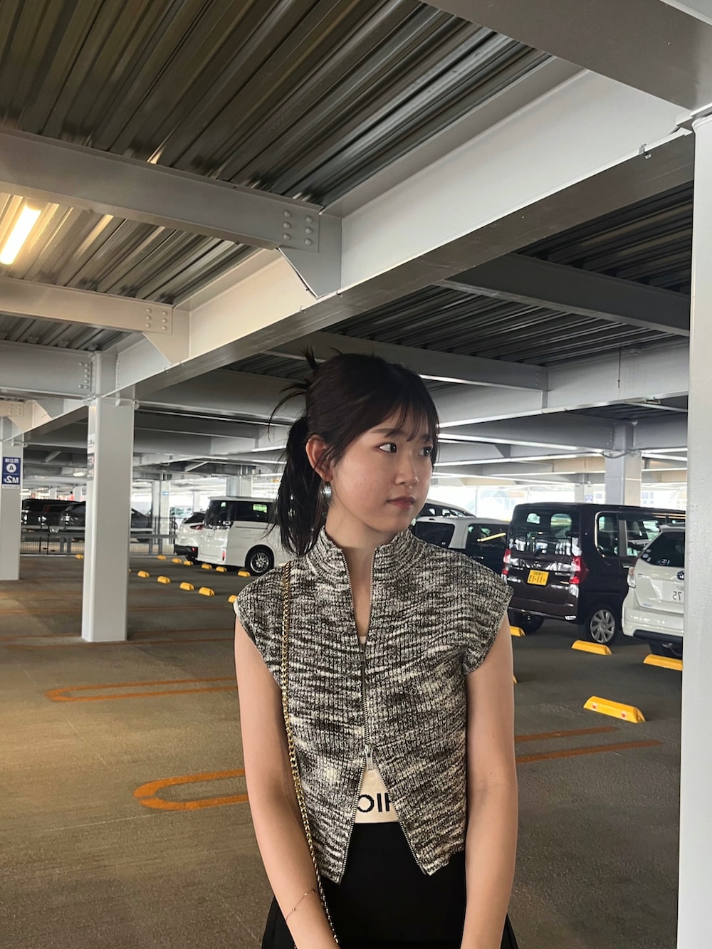 ホワイト系のサンダル、ブラック系のショルダーバッグ、ブラック系のスカートを着用したレディースの夏コーディネートの5枚目の写真