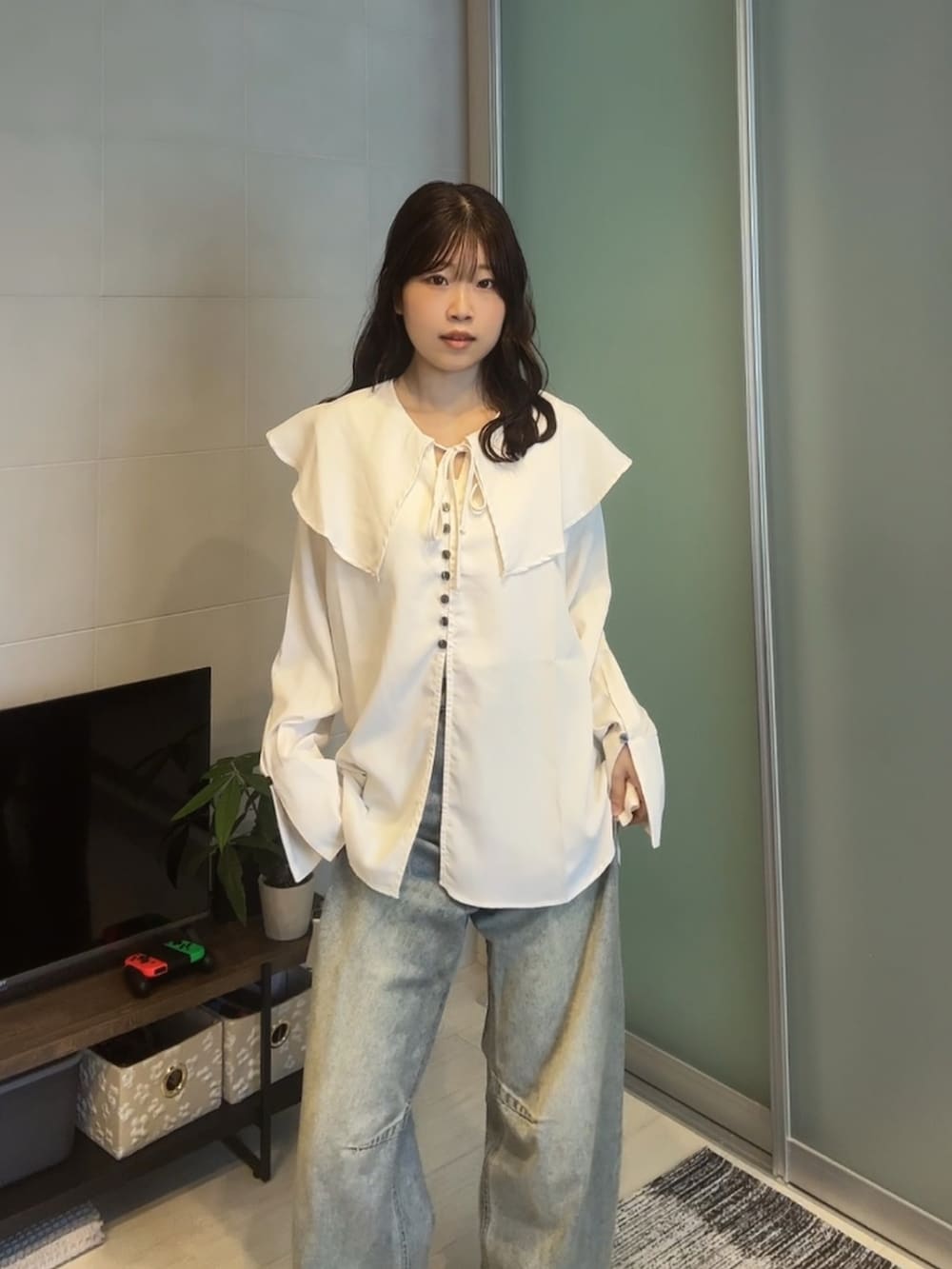 ホワイト系のシャツ/ブラウス、ブルー系のデニムパンツ、ブラック系のキャップを着用したレディースの夏コーディネートの3枚目の写真