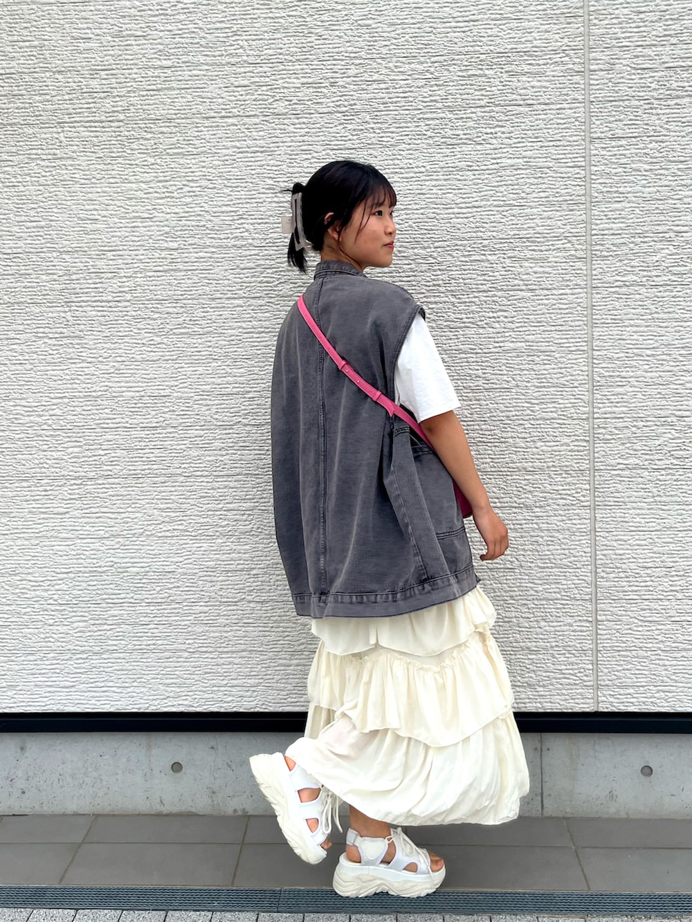 ホワイト系のサンダル、ホワイト系のスカート、グレー系のジャケット/アウターを着用したレディースの夏コーディネートの2枚目の写真