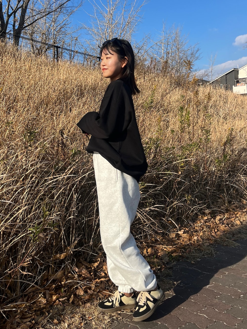 「大人カジュアル、パンツコーデ、シンプル、あったかコーデ、防寒、スウェット、ユニクロ、モノトーン、サングラス、スニーカー」｜「UNIQLOのアイテム（スウェットパンツ、ホワイト系）」を使った、ながいゆなさん（骨格ウェーブ・レディース・160cm）の冬コーディネートの4枚目の写真
