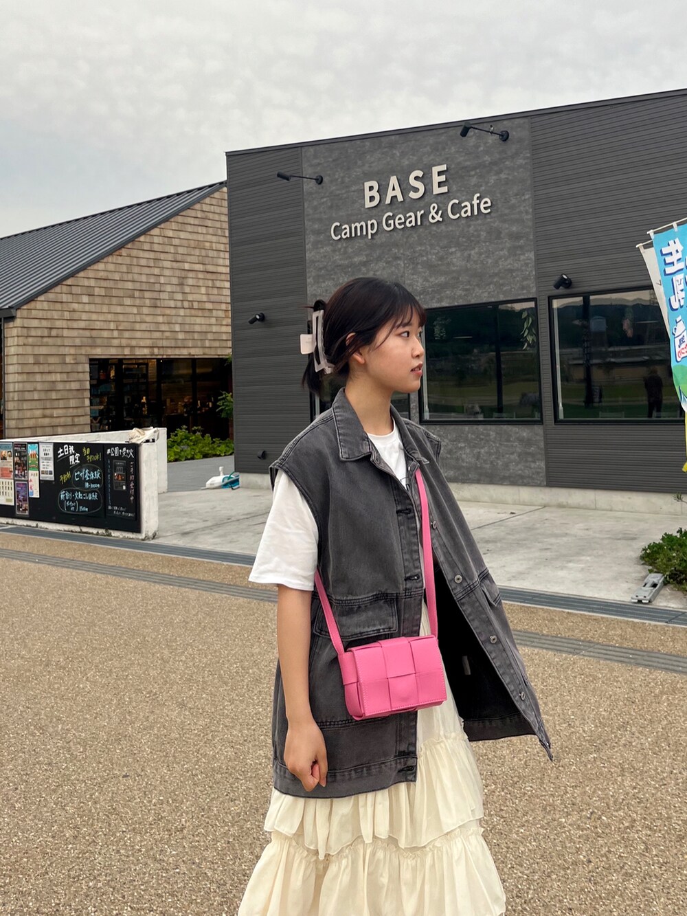 ホワイト系のサンダル、ホワイト系のスカート、グレー系のジャケット/アウターを着用したレディースの夏コーディネートの3枚目の写真