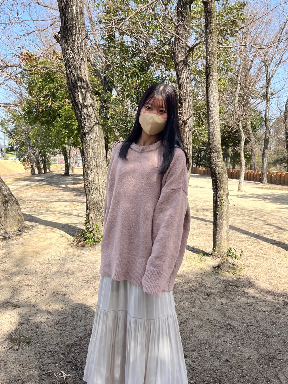 「春服デビュー宣言、春コーデ、ピンクニット、ピンクコーデ、ゆるコーデ、ニット」｜「Honeysのティアードスカート（スカート、ホワイト系）」を使った、ながいゆなさん（骨格ウェーブ・レディース・158cm）の春コーディネートの2枚目の写真