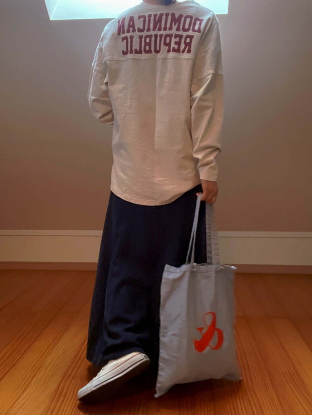 ホワイト系のTシャツ/カットソー、ブラック系のスカートを着用したレディースの冬コーディネートの2枚目の写真