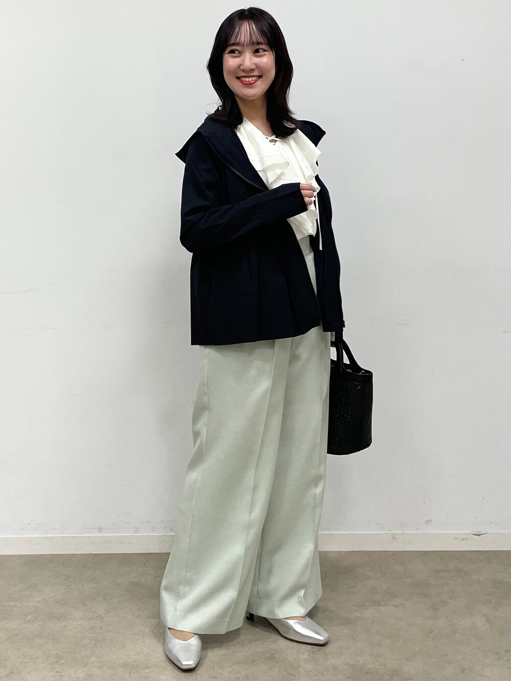 シルバー系のパンプス、ホワイト系のシャツ/ブラウス、ブラック系のブルゾンを着用したレディースの春コーディネートの4枚目の写真