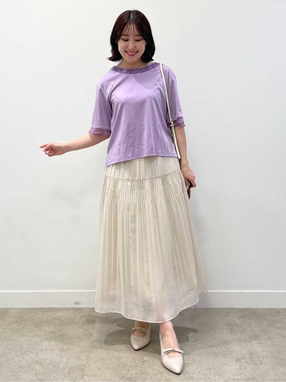 パープル系のTシャツ/カットソー、ベージュ系のスカート、イエロー系のショルダーバッグを着用したレディースの夏コーディネートの7枚目の写真