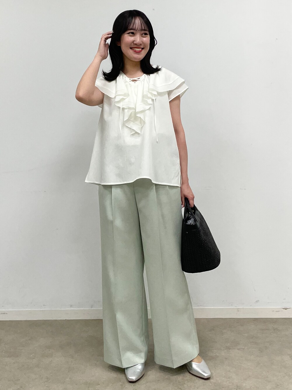 シルバー系のパンプス、ホワイト系のシャツ/ブラウス、ブラック系のブルゾンを着用したレディースの春コーディネートの7枚目の写真