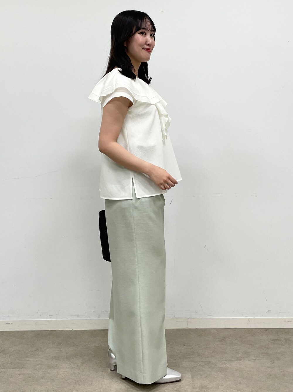シルバー系のパンプス、ホワイト系のシャツ/ブラウス、ブラック系のブルゾンを着用したレディースの春コーディネートの8枚目の写真