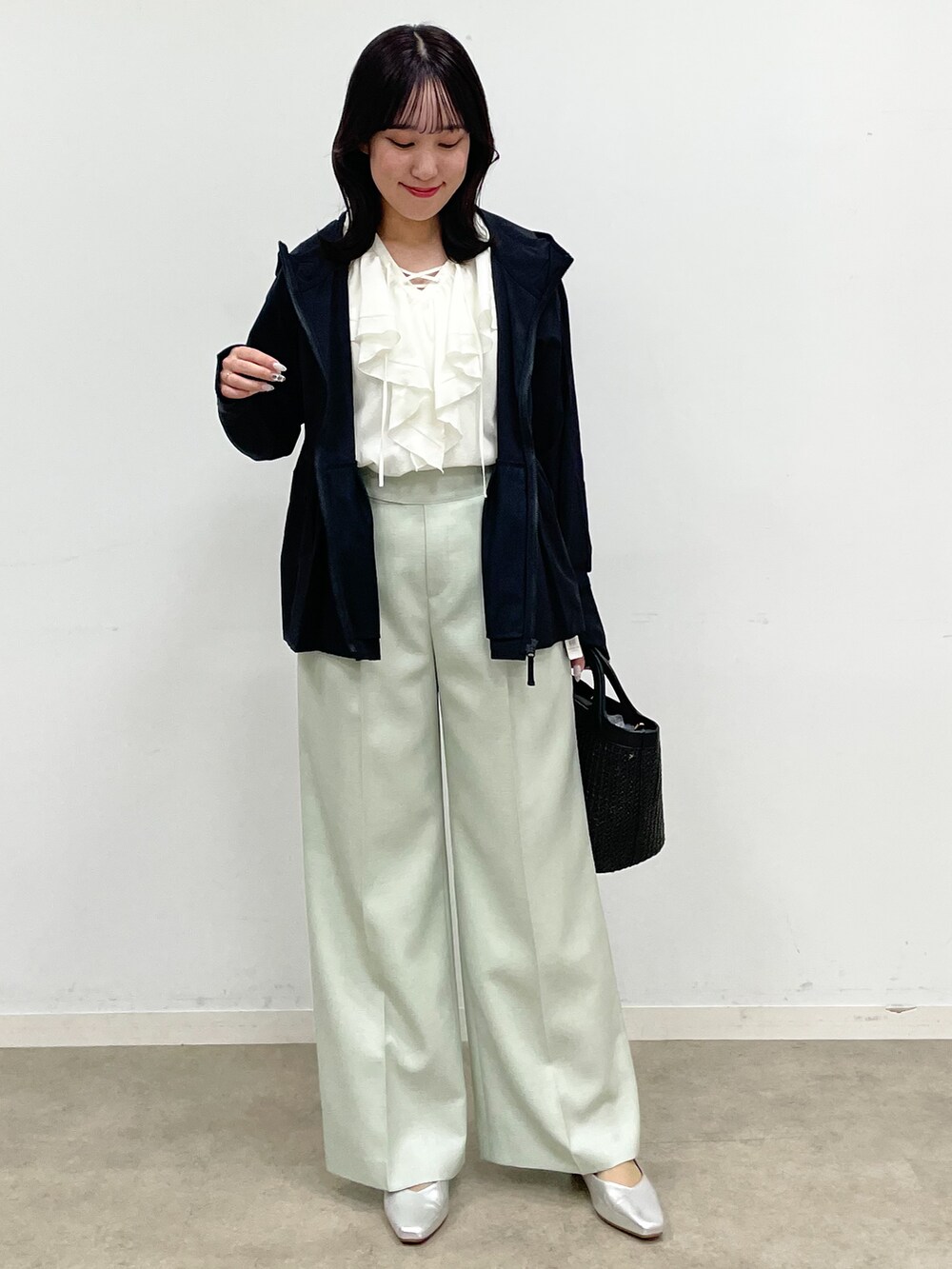 シルバー系のパンプス、ホワイト系のシャツ/ブラウス、ブラック系のブルゾンを着用したレディースの春コーディネートの3枚目の写真