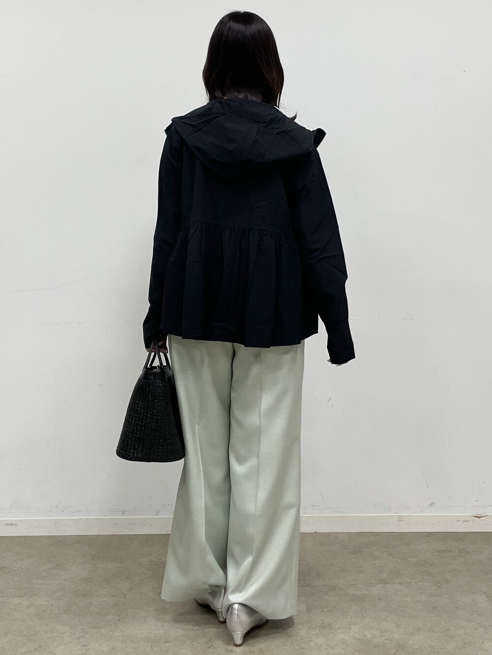 シルバー系のパンプス、ホワイト系のシャツ/ブラウス、ブラック系のブルゾンを着用したレディースの春コーディネートの6枚目の写真