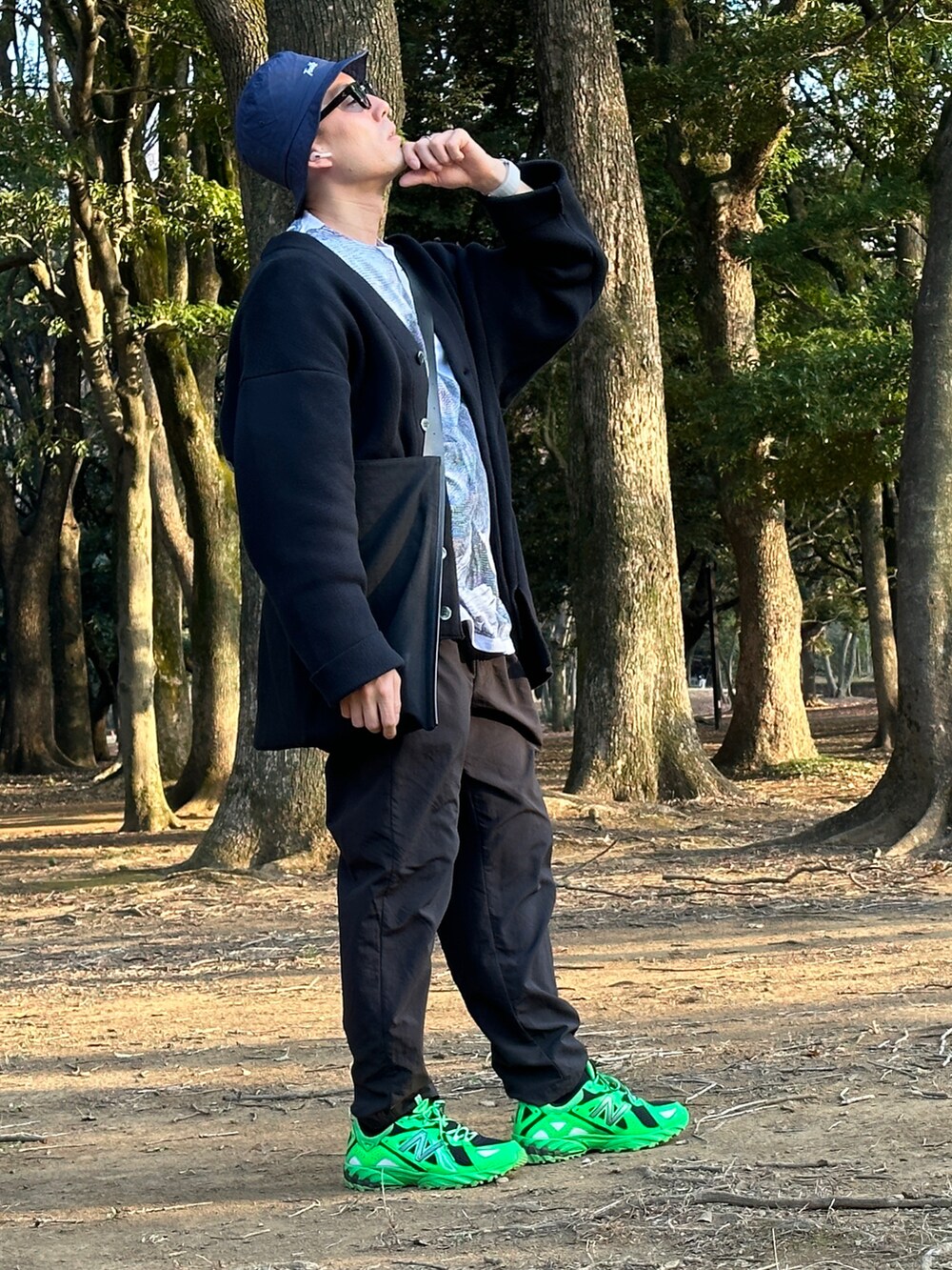 ブルー系のパンツ、グリーン系のスニーカー、ブラック系のジャケット/アウターを着用したメンズの春コーディネートの2枚目の写真