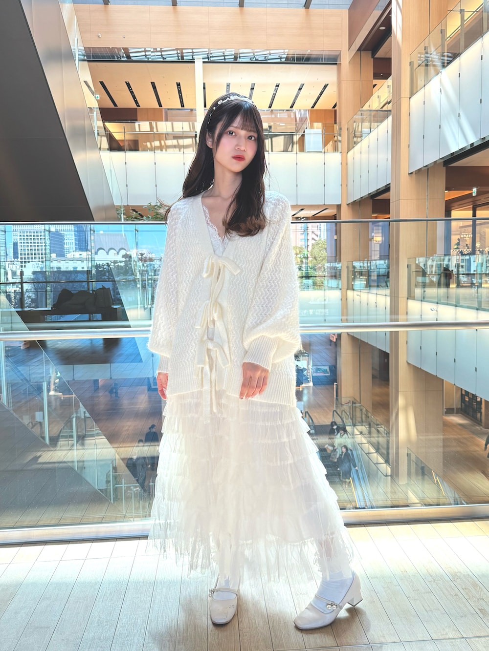 「GRLのアイテム（その他アウター、ホワイト系）」を使った、眞白ありすさん（レディース・157cm）の春コーディネートの2枚目の写真