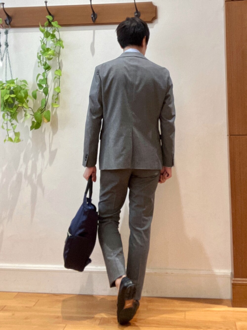 グレー系のその他パンツ、グレー系のテーラードジャケット、ブルー系のビジネスシャツを着用したメンズの秋コーディネートの5枚目の写真