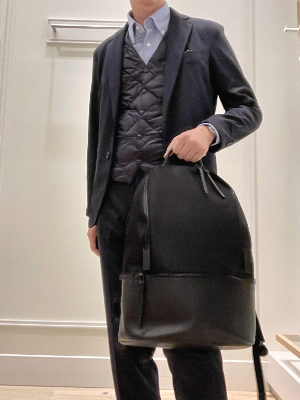 ブルー系のシャツ/ブラウス、ブルー系のテーラードジャケット、ブラック系のダウンベストを着用したメンズの秋コーディネートの8枚目の写真