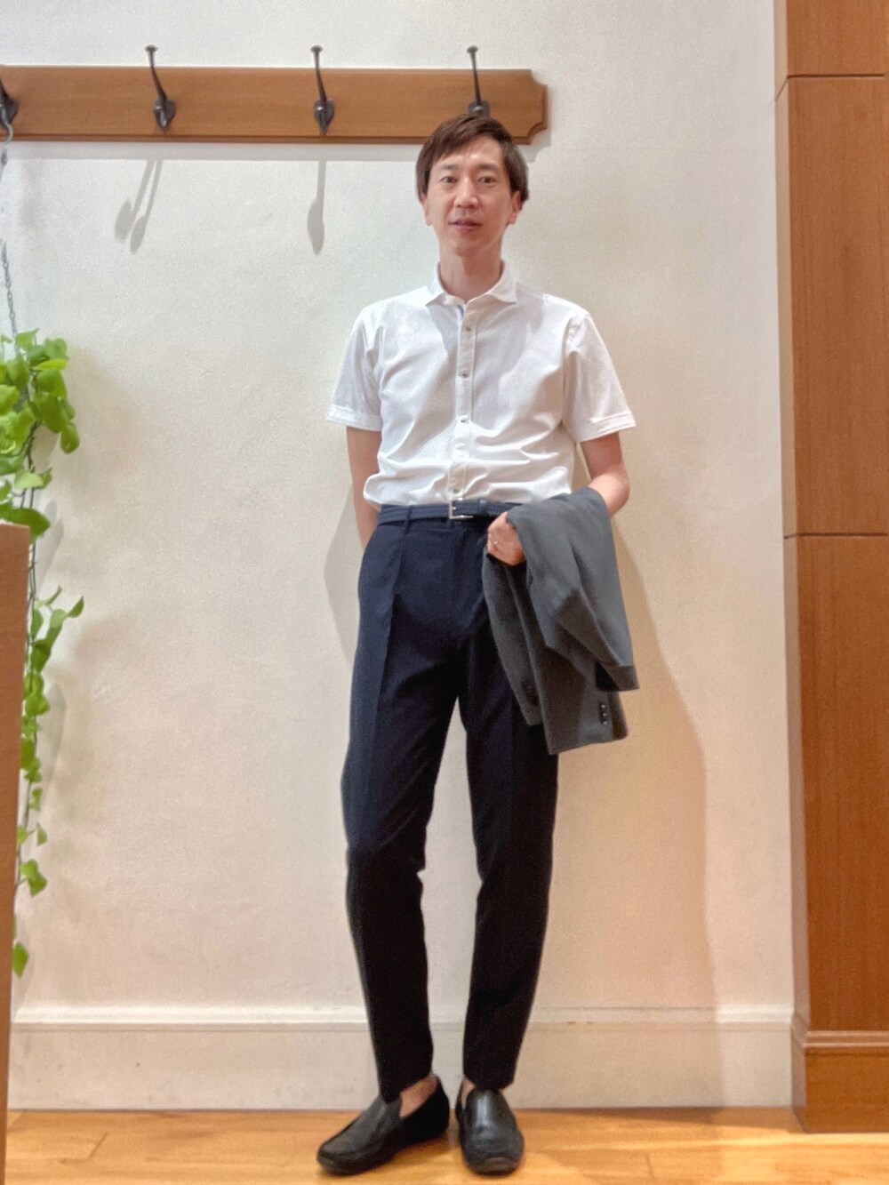 グレー系のテーラードジャケット、ホワイト系のシャツ/ブラウス、ブルー系のその他パンツを着用したメンズの夏コーディネートの8枚目の写真