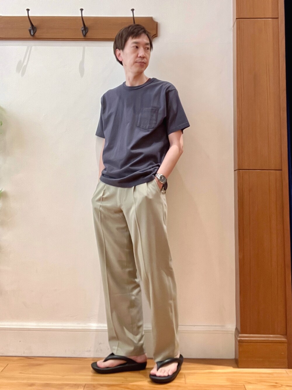 グレー系のTシャツ/カットソー、ベージュ系のその他パンツ、ブラック系のサンダルを着用したメンズの春コーディネートの3枚目の写真