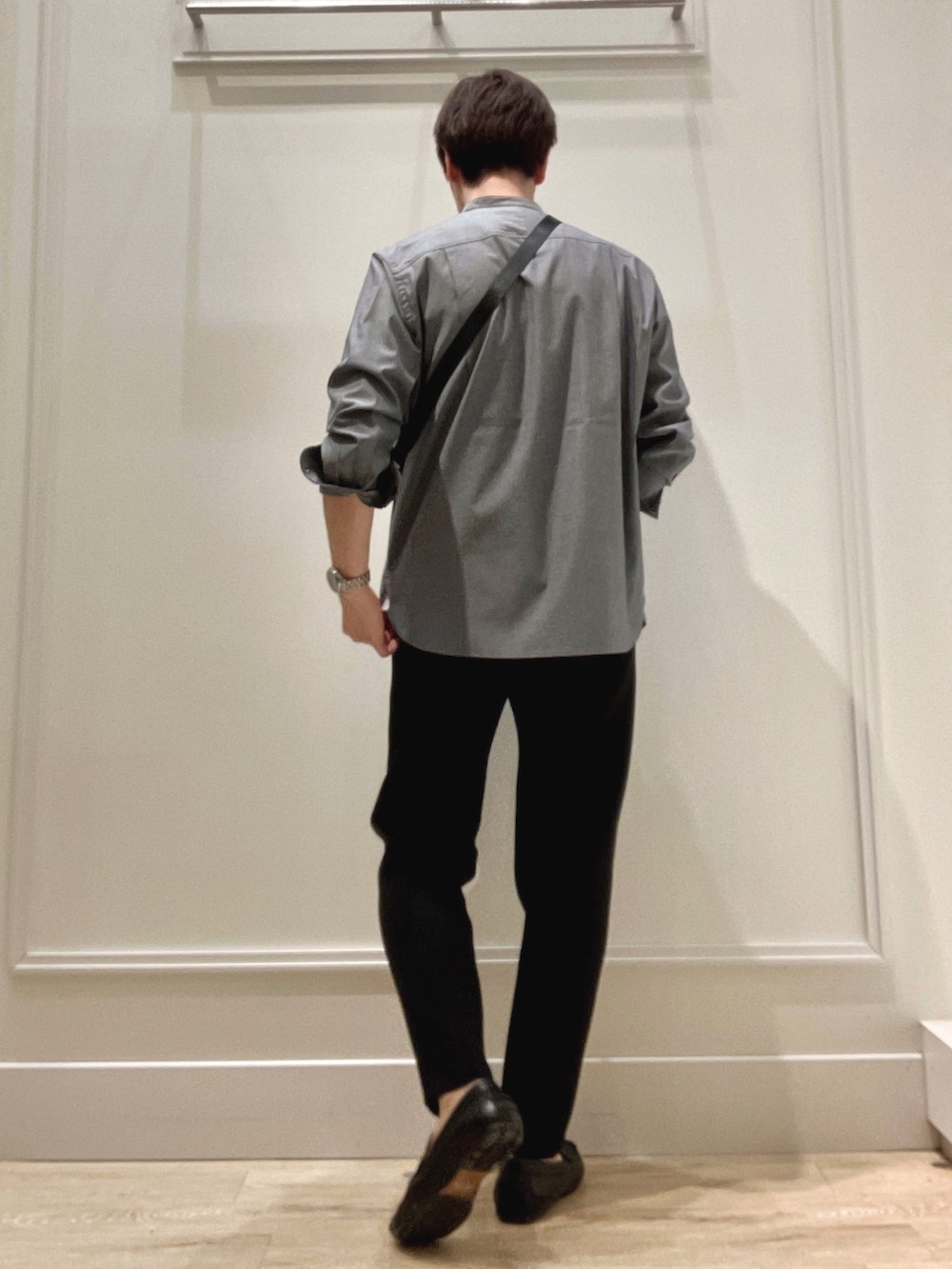 ブラック系のシャツ/ブラウス、ブラック系のショルダーバッグ、ブラック系のその他パンツを着用したメンズの冬コーディネートの4枚目の写真