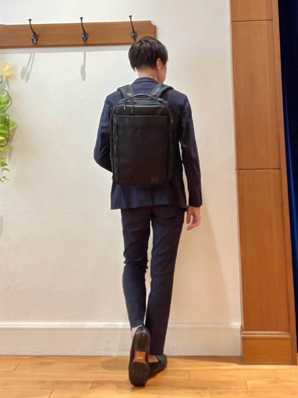 ブルー系のテーラードジャケット、ブルー系のその他パンツ、ホワイト系のTシャツ/カットソーを着用したメンズの秋コーディネートの5枚目の写真