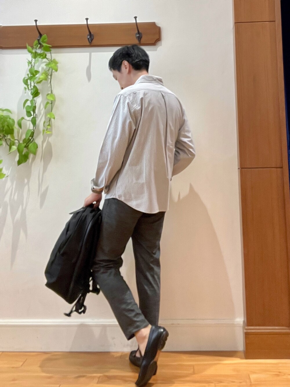 ブルー系のシャツ/ブラウス、グレー系のその他パンツ、ブラック系のバックパック/リュックを着用したメンズの秋コーディネートの3枚目の写真