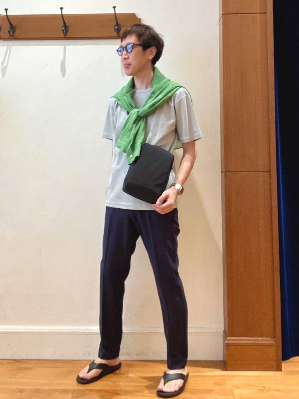 ホワイト系のTシャツ/カットソー、ブラック系のショルダーバッグ、ブルー系のその他パンツを着用したメンズの夏コーディネートの2枚目の写真