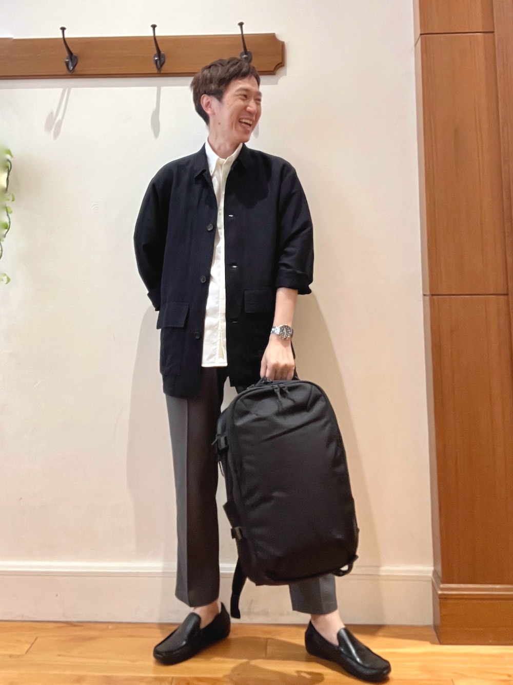 ブラック系のシャツ/ブラウス、ホワイト系のシャツ/ブラウス、グレー系のその他パンツを着用したメンズの夏コーディネートの9枚目の写真