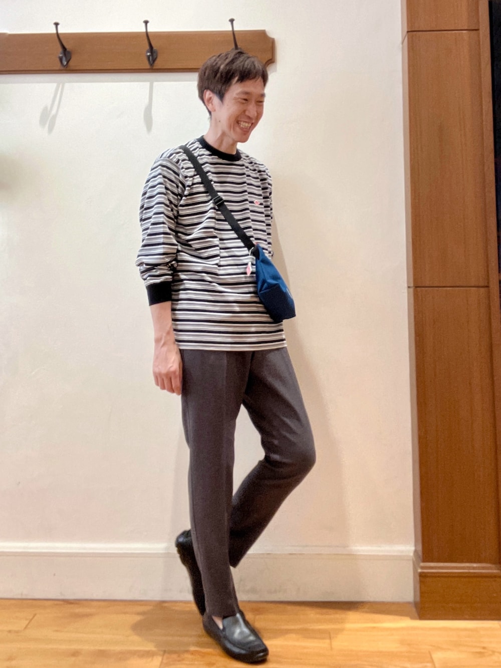 ブラック系のTシャツ/カットソー、グレー系のその他パンツ、ブルー系のショルダーバッグを着用したメンズの夏コーディネートの6枚目の写真