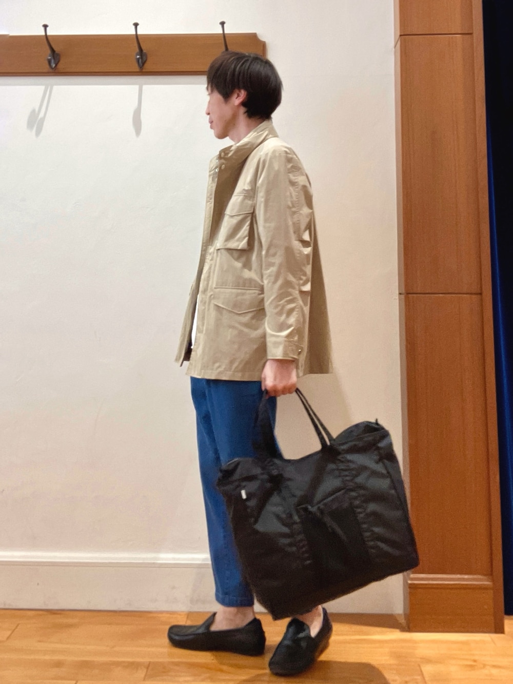 ベージュ系のブルゾン、ホワイト系のシャツ/ブラウス、ブルー系のデニムパンツを着用したメンズの春コーディネートの2枚目の写真