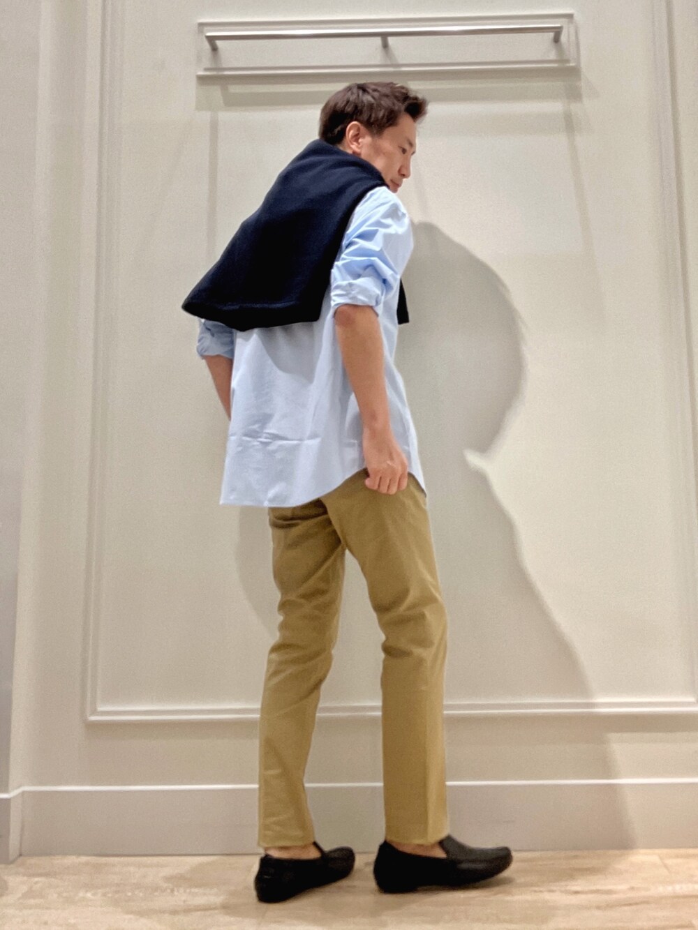 ベージュ系のチノパンツ、ブルー系のシャツ/ブラウス、ブルー系のカーディガン/ボレロを着用したメンズの冬コーディネートの6枚目の写真