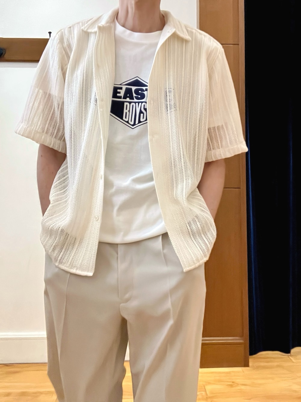 ホワイト系のTシャツ/カットソー、ホワイト系のシャツ/ブラウス、ホワイト系のスラックスを着用したメンズの夏コーディネートの8枚目の写真