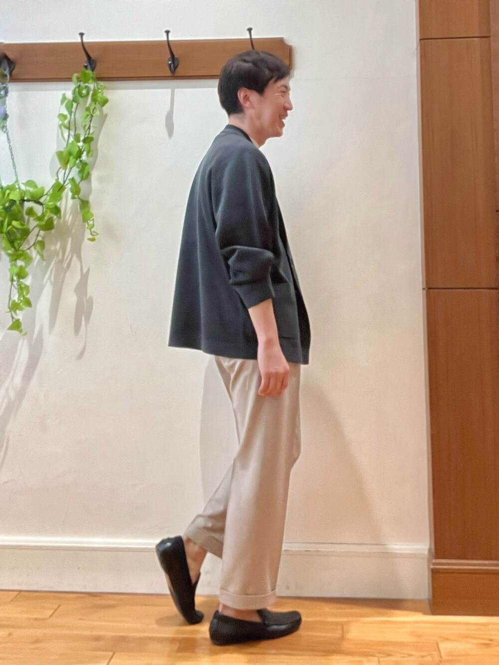 グリーン系のテーラードジャケット、ホワイト系のTシャツ/カットソー、ベージュ系のスラックスを着用したメンズの冬コーディネートの6枚目の写真