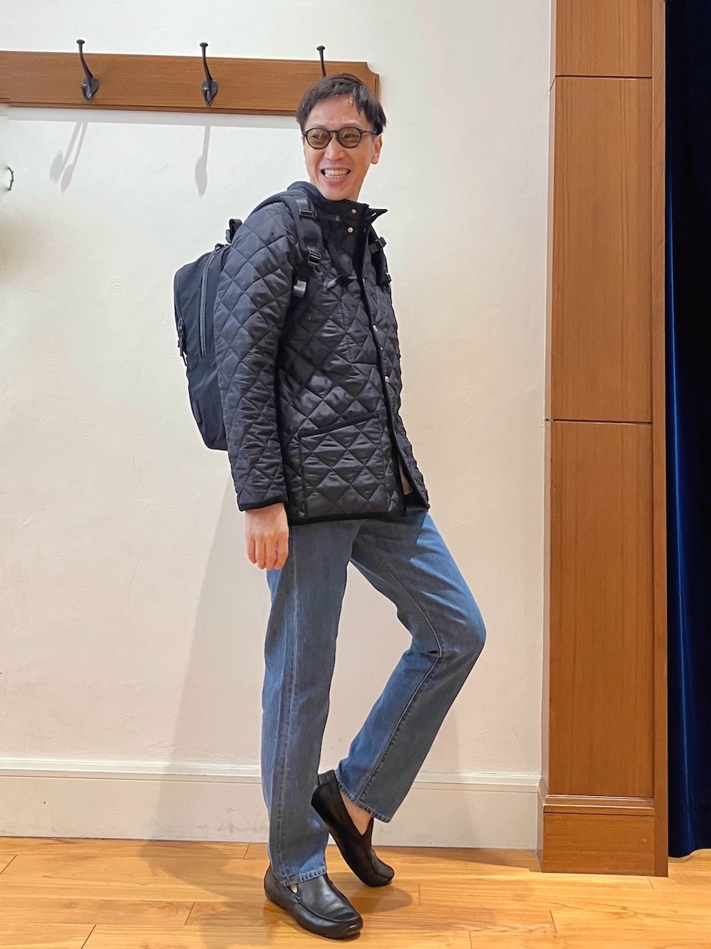 グレー系のシャツ/ブラウス、ブルー系のブルゾン、ブラック系のバックパック/リュックを着用したメンズの秋コーディネートの8枚目の写真