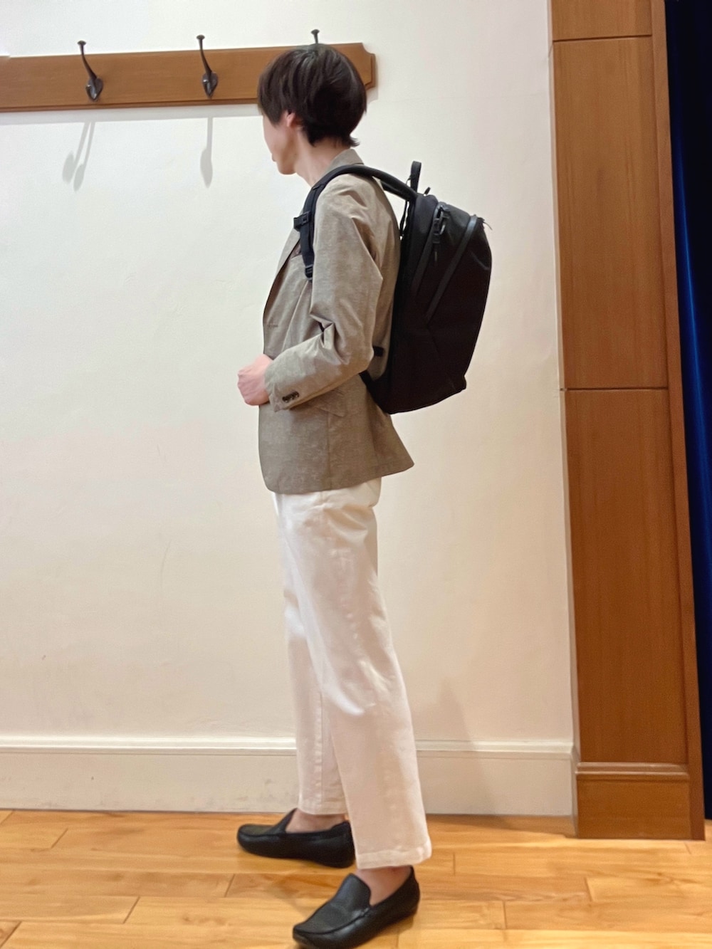 ベージュ系のテーラードジャケット、ブラウン系のTシャツ/カットソー、ホワイト系のデニムパンツを着用したメンズの春コーディネートの4枚目の写真