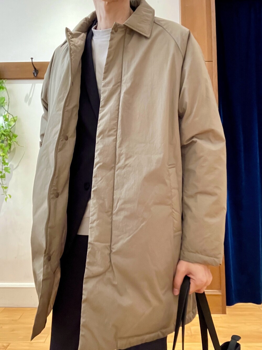 ベージュ系のダウンジャケット/コート、ブルー系のテーラードジャケット、ブルー系のその他パンツを着用したメンズの秋コーディネートの8枚目の写真