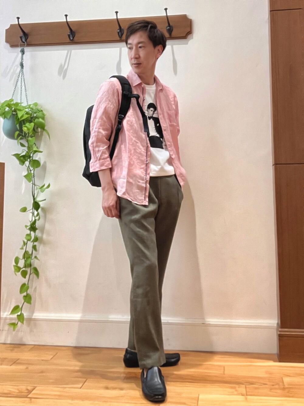 レッド系のシャツ/ブラウス、ホワイト系のTシャツ/カットソー、グリーン系のその他パンツを着用したメンズの春コーディネートの5枚目の写真