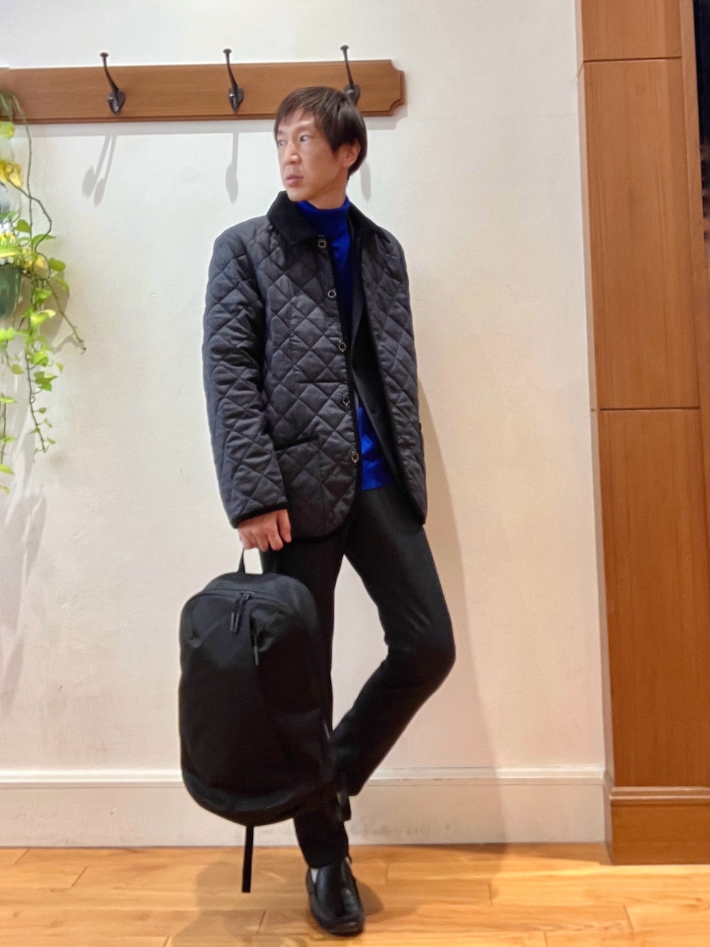 グレー系のその他パンツ、ブラック系のバックパック/リュック、グレー系のブルゾンを着用したメンズの秋コーディネートの8枚目の写真