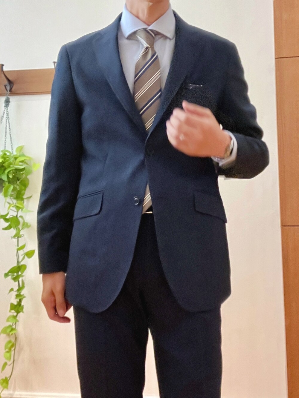 ブラック系のトートバッグ、ブルー系のスラックス、ベージュ系のネクタイを着用したメンズの秋コーディネートの8枚目の写真