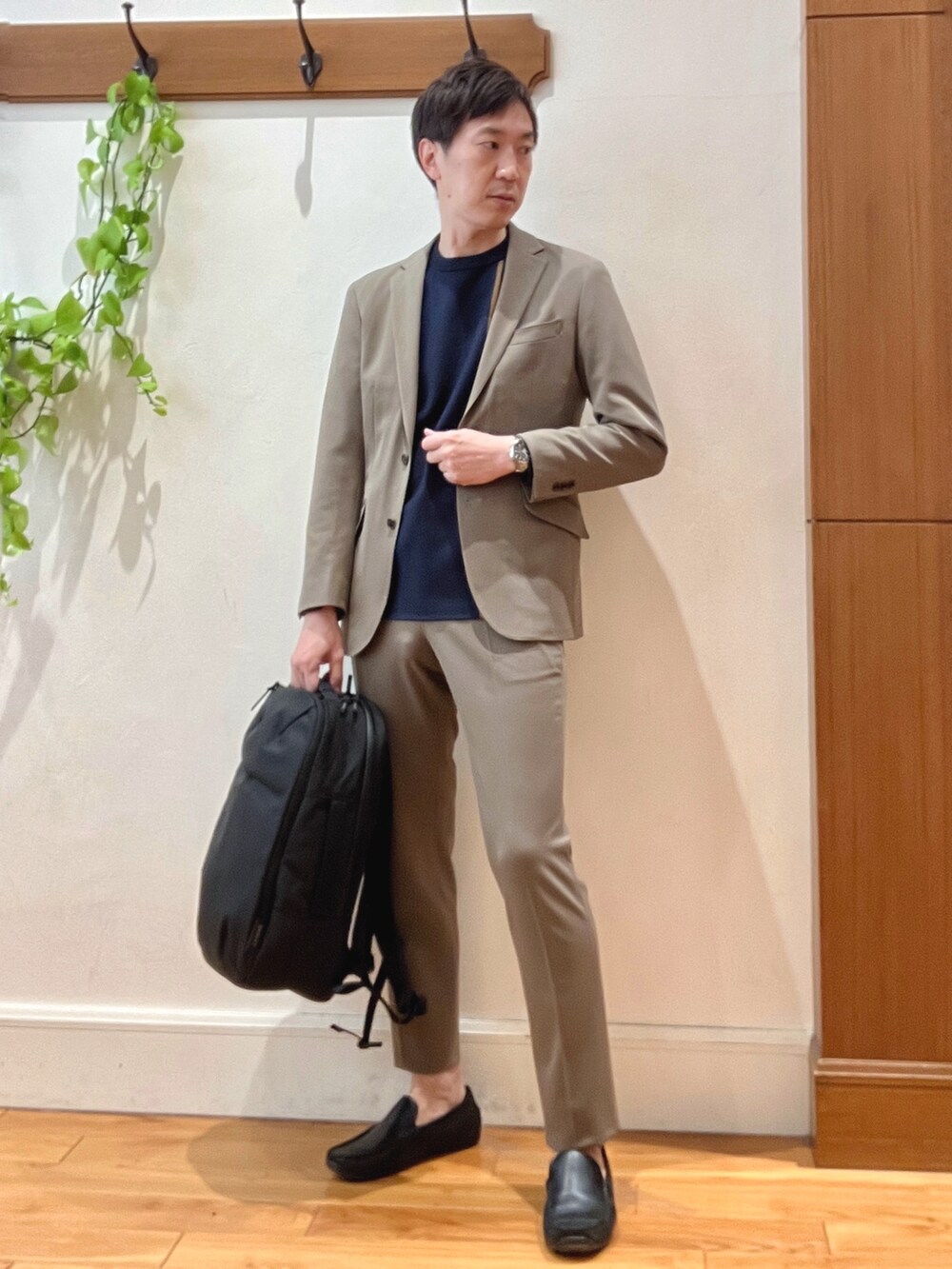 ブラウン系のその他パンツ、ブラウン系のテーラードジャケット、ブルー系のニット/セーターを着用したメンズの冬コーディネートの7枚目の写真