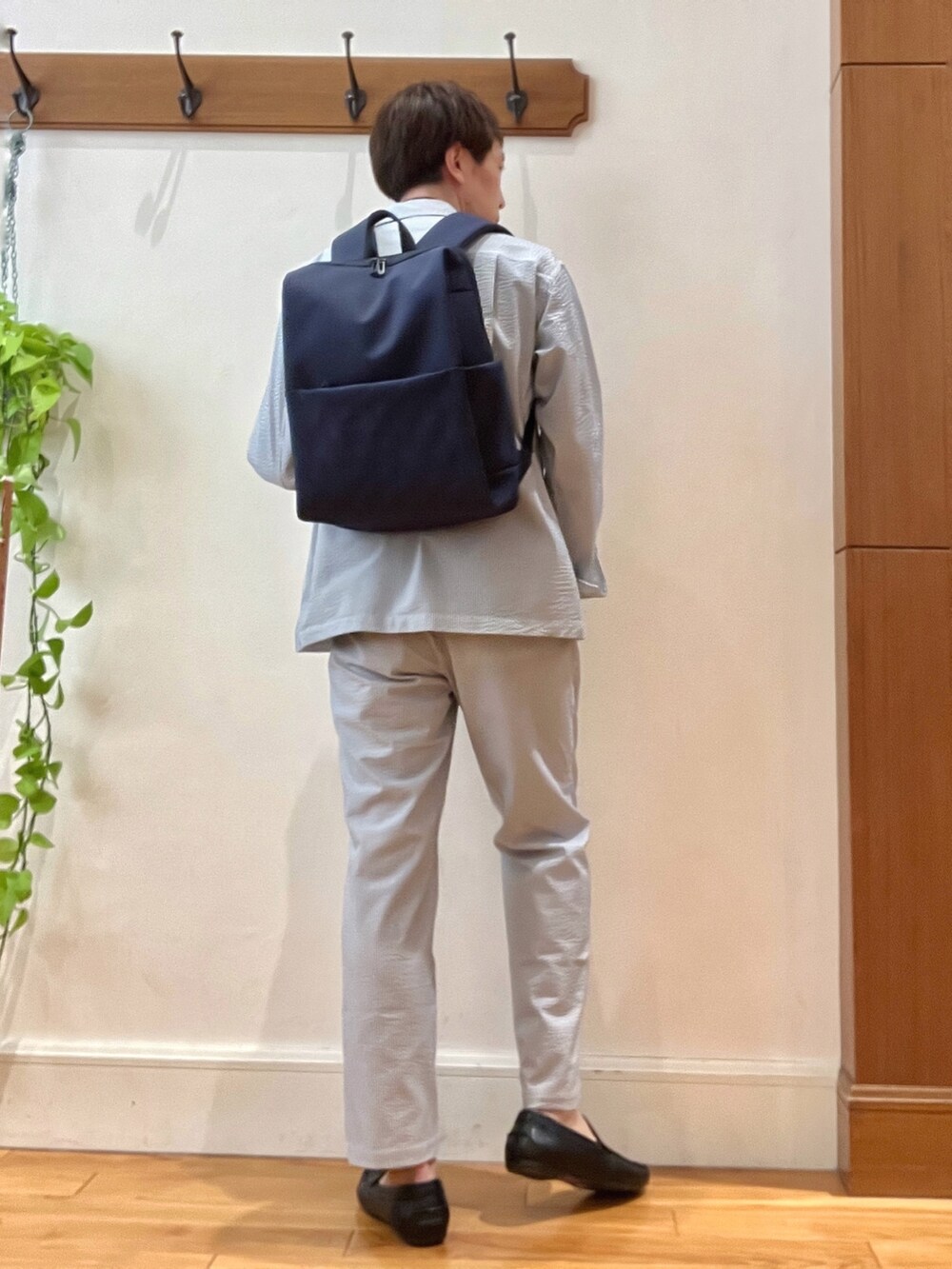 ホワイト系のシャツ/ブラウス、ブルー系のシャツ/ブラウス、ホワイト系のその他パンツを着用したメンズの春コーディネートの3枚目の写真