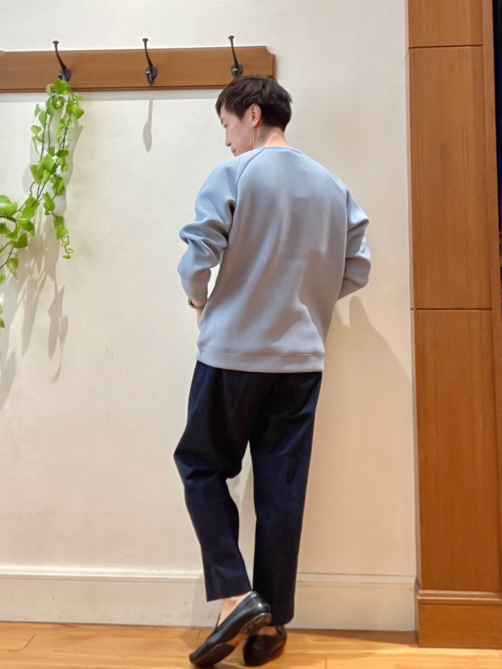 ブルー系のデニムパンツ、ブルー系のスウェット、ブラック系のショルダーバッグを着用したメンズの冬コーディネートの4枚目の写真