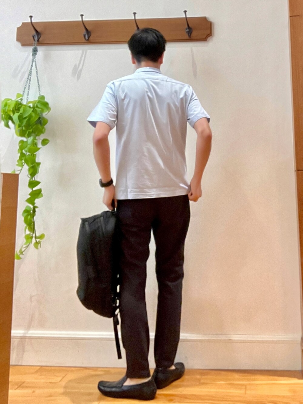 ブルー系のポロシャツ、ブラウン系のその他パンツ、ブラック系のバックパック/リュックを着用したメンズの夏コーディネートの6枚目の写真