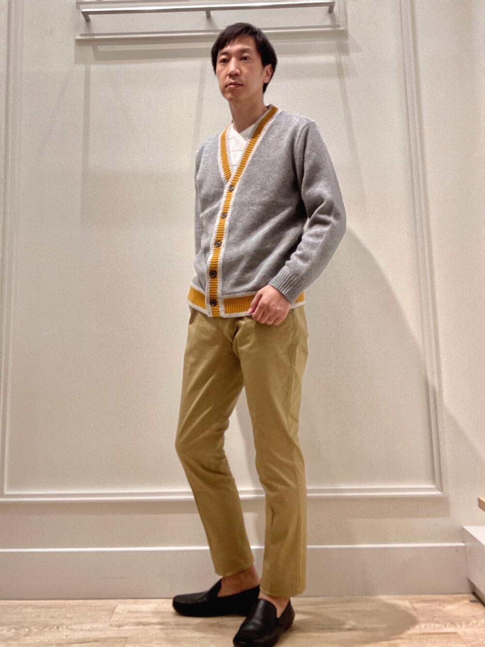 グレー系のカーディガン/ボレロ、ホワイト系のTシャツ/カットソー、ベージュ系のその他パンツを着用したメンズの秋コーディネートの2枚目の写真