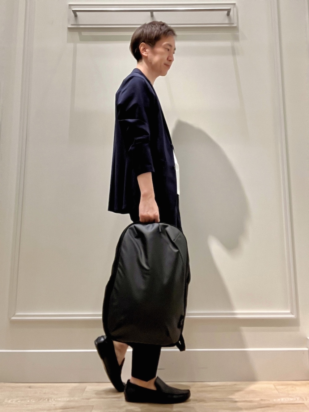 ブルー系のテーラードジャケット、ブラック系のバックパック/リュック、ブルー系のその他パンツを着用したメンズの冬コーディネートの6枚目の写真