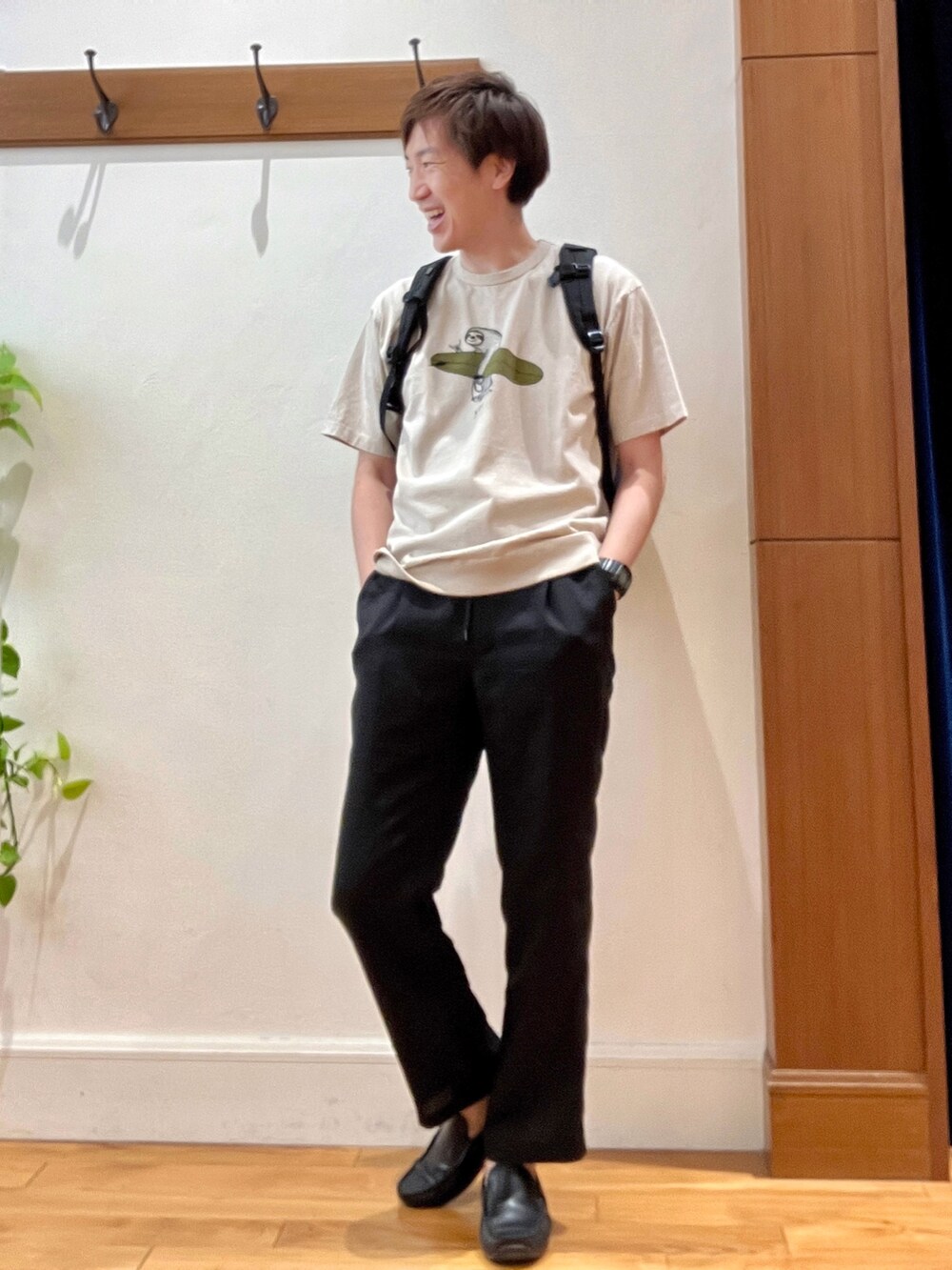 ベージュ系のTシャツ/カットソー、ブラック系のバックパック/リュック、ブラック系のその他パンツを着用したメンズの夏コーディネートの2枚目の写真