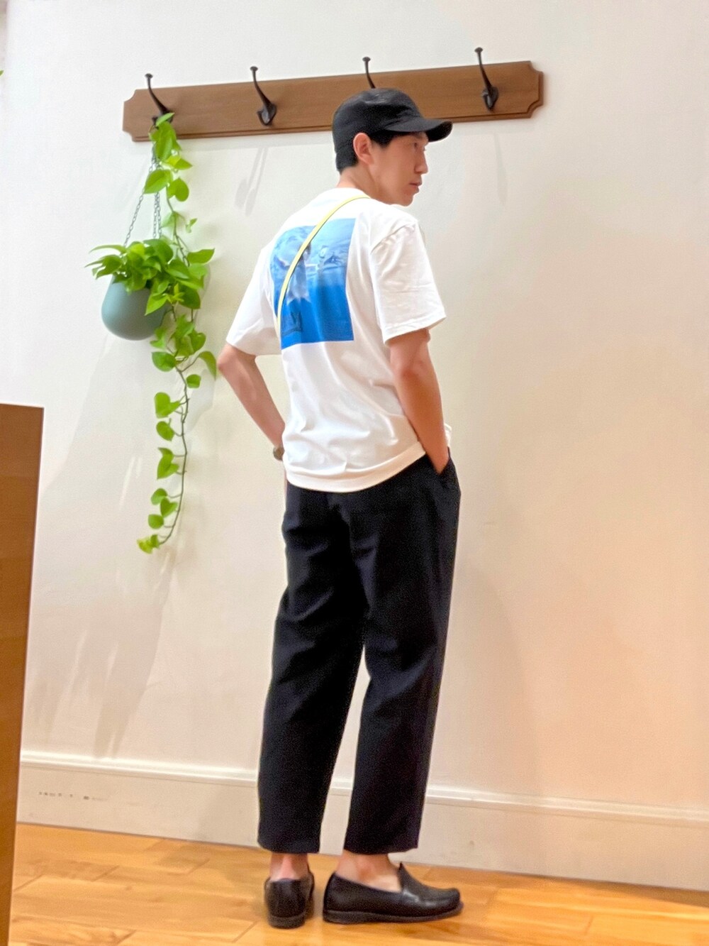 ホワイト系のTシャツ/カットソー、ブルー系のその他パンツ、イエロー系のショルダーバッグを着用したメンズの春コーディネートの2枚目の写真
